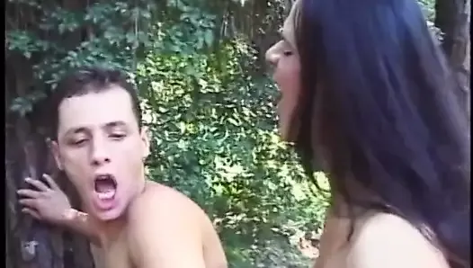 Une trans brune sexy suce la bite d'un mec avant de lui baiser le cul