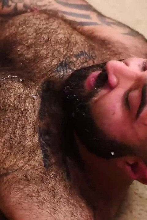 Волосатые мужчины без презерватива с большой елдой в горячей подборке