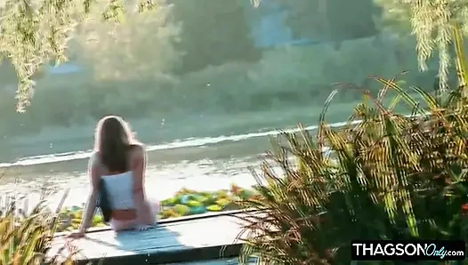 Genç sarışın güzellik kendini ve partnerini tatmin ediyor