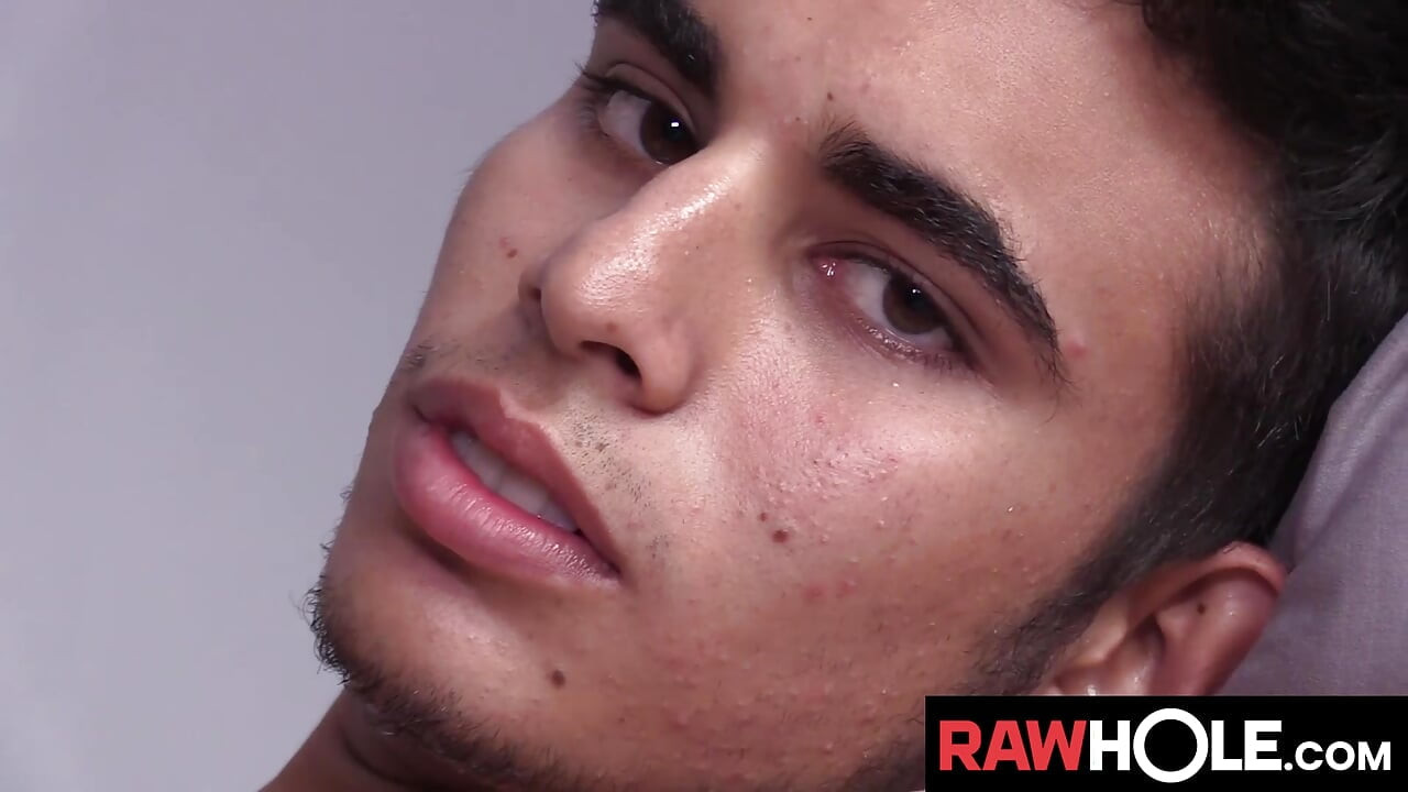 ראפר רעב מפגין כישורי גרון מומחים בליעת זין של רמי