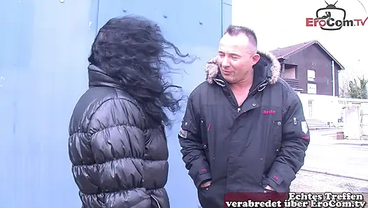 Deutsche Ehefrau auf der Straße zum Fremdgehen überredet