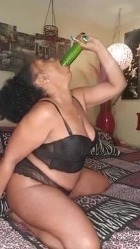 O matură sexy grasă suge un castravete pt.2