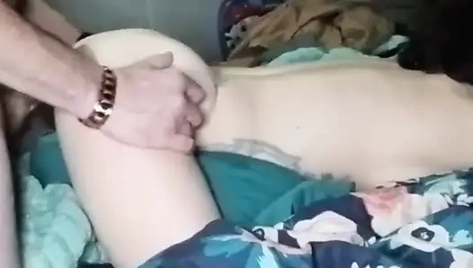 Adi tiri suka kontol besar ini bergetar sambil meregangkan memek lilnya yang sempit