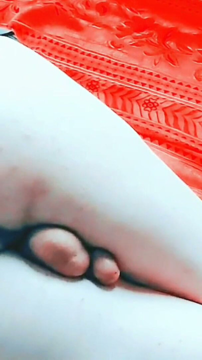 Kalın bacaklı beyaz shemale büyük doğal göğüsleriyle seksi ateşli azgın ladyboy | Bölüm 1