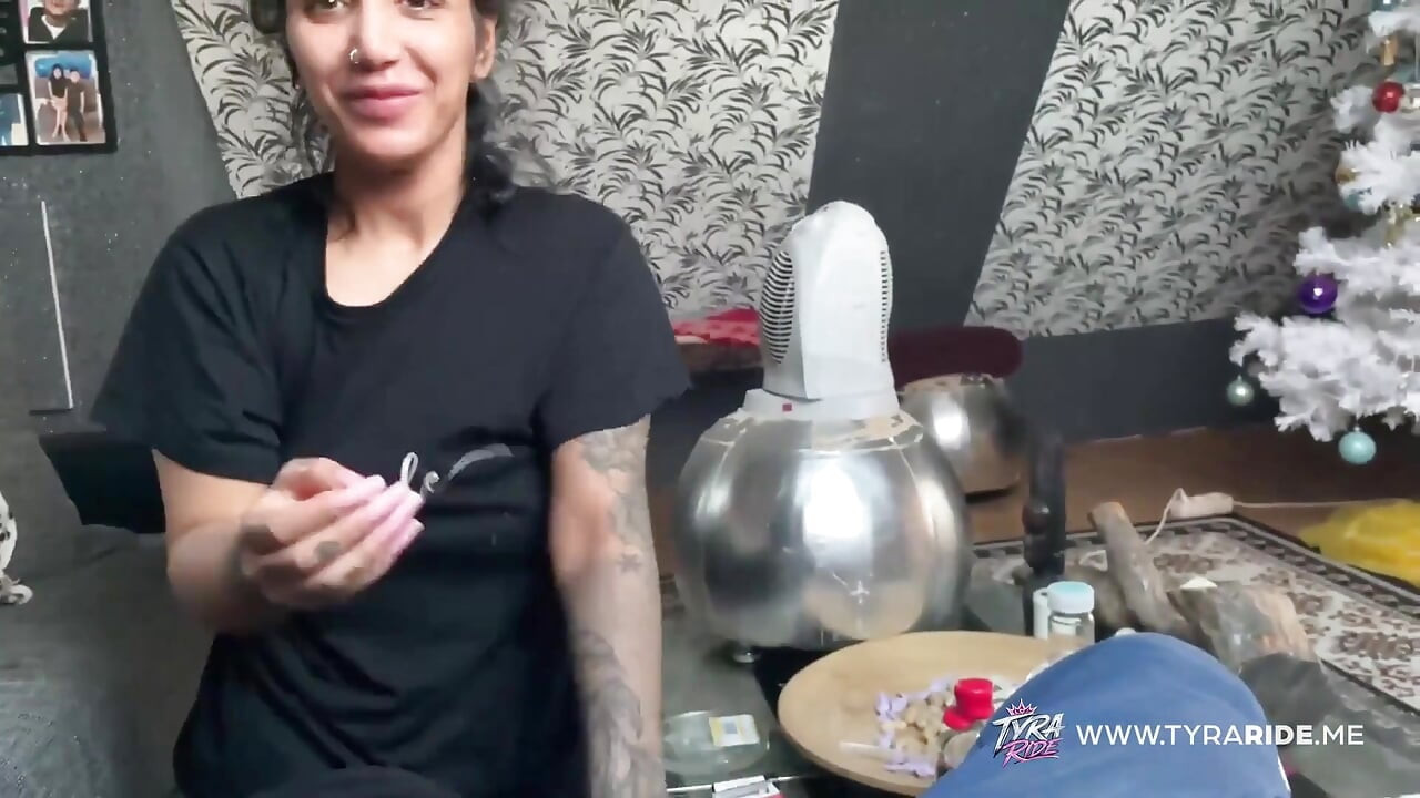 Tätowierte MILF entleert ex-freund mit schlampigem blowjob