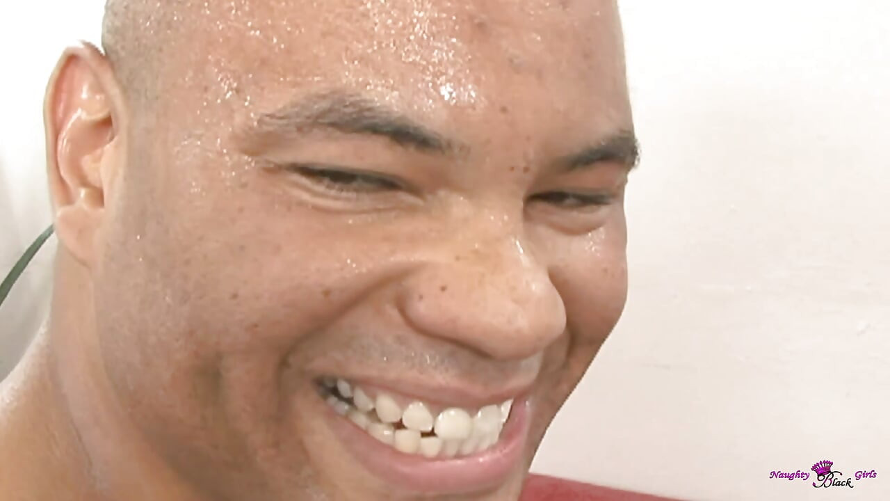 Diese schöne blondine mit dicken titten weiß, wie man einen bbc in ihre enge muschi nimmt.