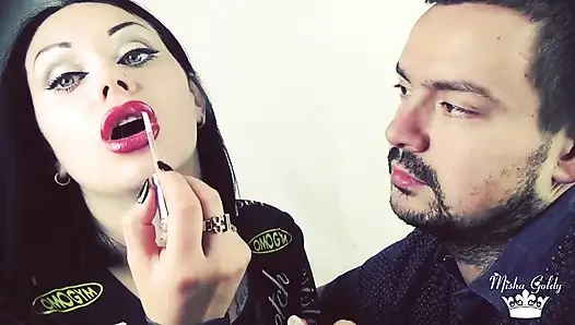 Alex mit rotem glänzendem lippenstift bedeckt, küsst auf seinem gesicht!