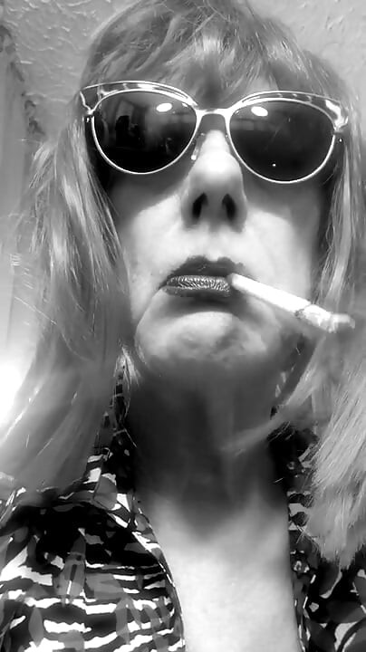 SMOKING VS120 MENTHOLS IN THE BATHROOM - PINK WIG, BLACK GLOVES