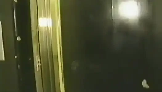 Sıkı memeli esmer götüne döl alıyor