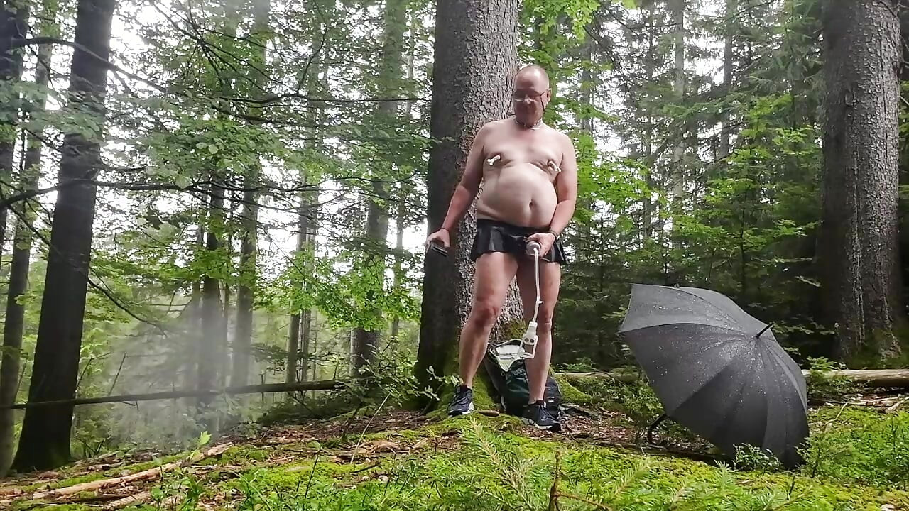 Floresta bombeia masturbando saia