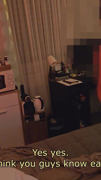 健美拉丁男人第一次尝试，保安同意玩热辣的3P | 短片 1