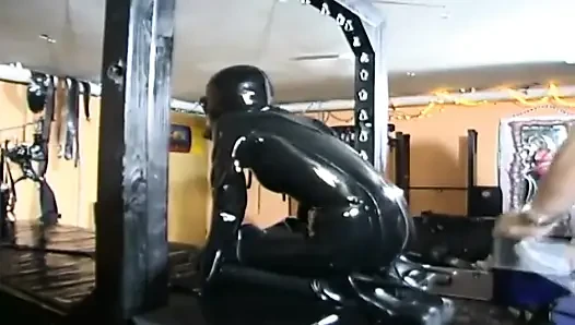 БДСМ с девушкой в маске в латексе