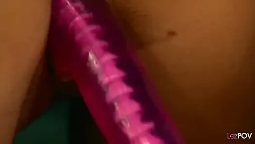 Süslü bir bar masasında yapışkan dildo ile ateşli lezbiyen aşk