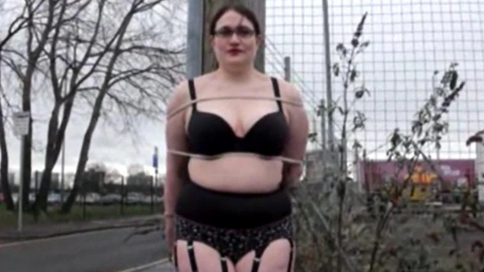 Bucmasta amy voli bdsm i masturbira u restoranima