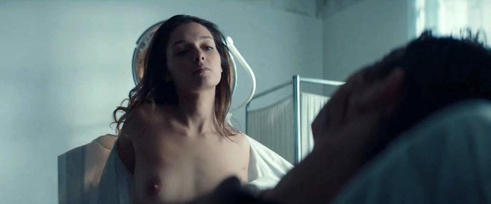 Sara cardinaletti escena en topless en scandalplanet.com