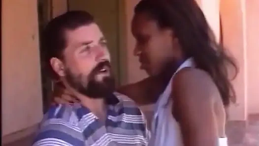 Ebenholz-küken mit dickem arsch wird in ihr arschloch gepflügt