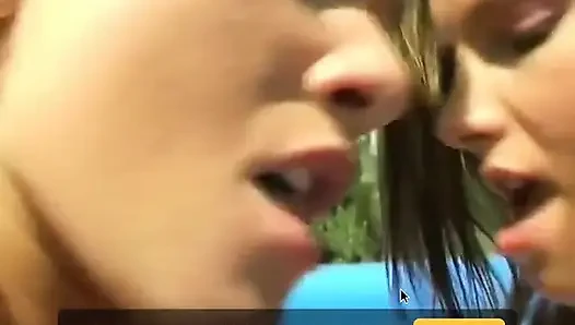 Lesben haben spaß mit einem dildo bei der poolparty