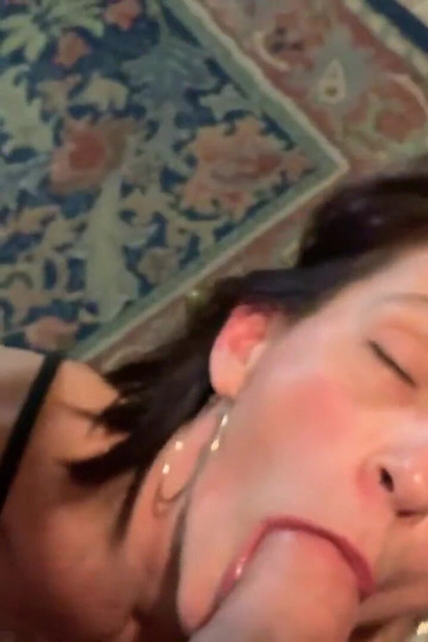 Nápoje pod stolem v hlavní roli Olivia Oils