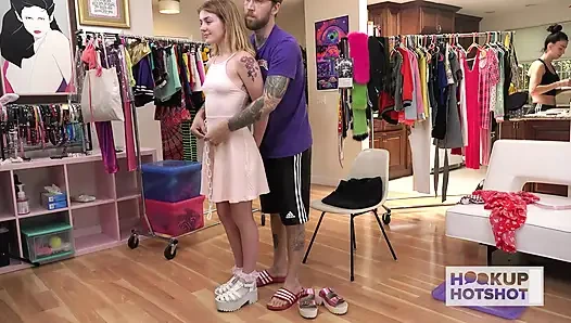 BTS - блондинка Rosalyn Sphynx обожает, когда ее трахает случайный мужик!