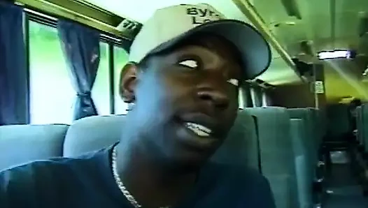 Волосатую чернокожую крошку анально вспахали в автобусе