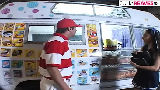 Seksi kız yarak emiyor ve sonra büyük bir ağzına boşalıyor