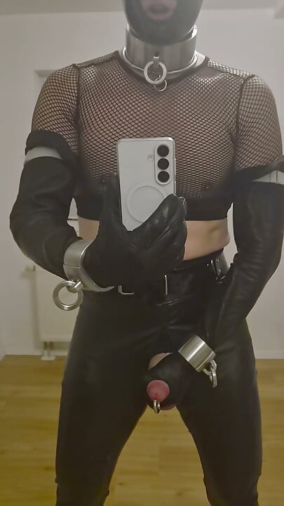 Mijn lul schudden in leer en latex