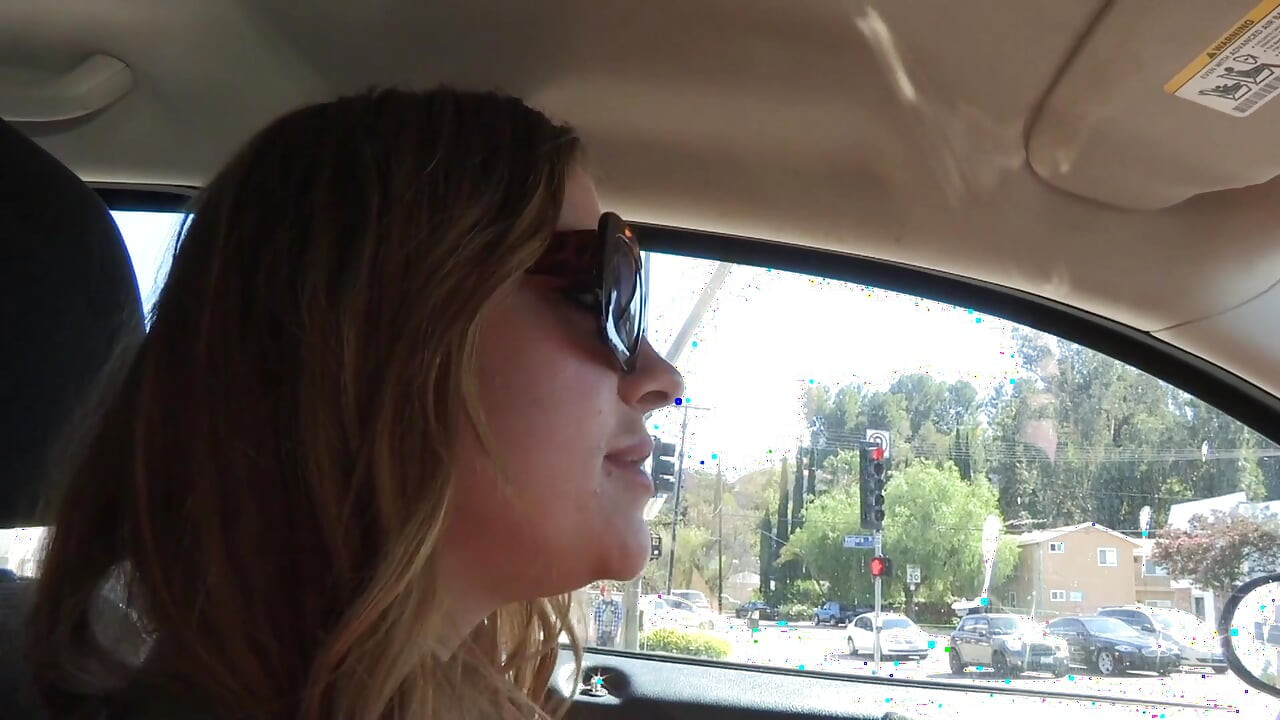 Awek bengkung dipermbut pantatnya oleh teman lelakinya