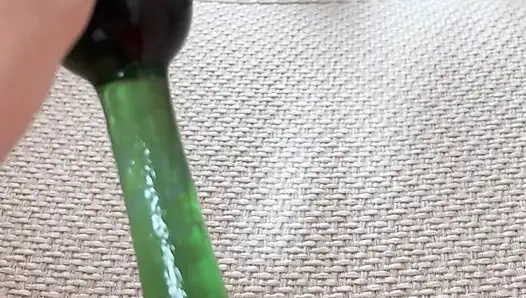 Sie beginnt, in der nähe des spiegels zu spielen und hört nicht auf, bis sie orgasmus hat