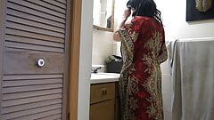 Punjabi stiefmoeder geneukt met een grote pik voordat ze aan het werk gaat