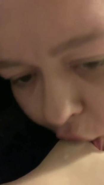 Ich lutsche meinen daumen, fingere meine fette nasse muschi