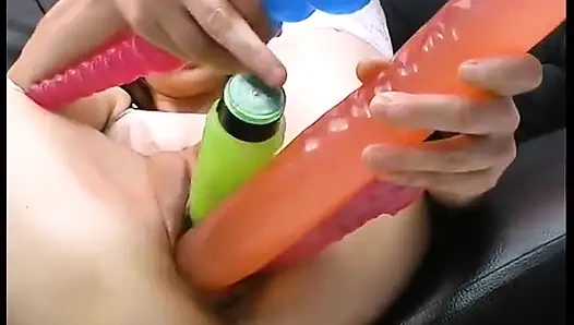 Cewek brunette suka bermain dengan twatnya yang menganga