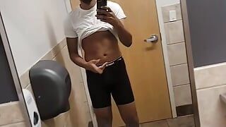 Miguel Brown com abdominais com abdominais camisa vídeo preto 13
