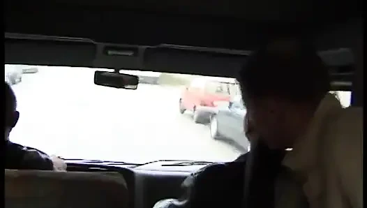 Sarışın genç kız üçlü grup sekste arabada sikiliyor