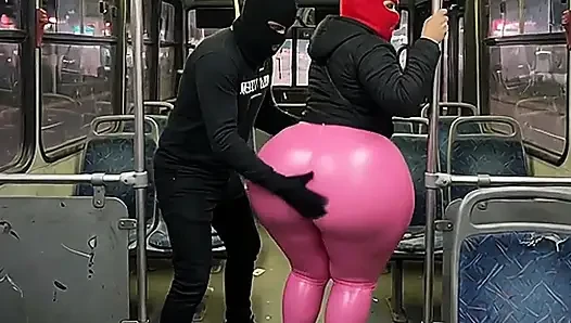 Mädchen mit dickem arsch in schwarzen hosen wird im bus gedrückt und endet mit schwarzem tanga