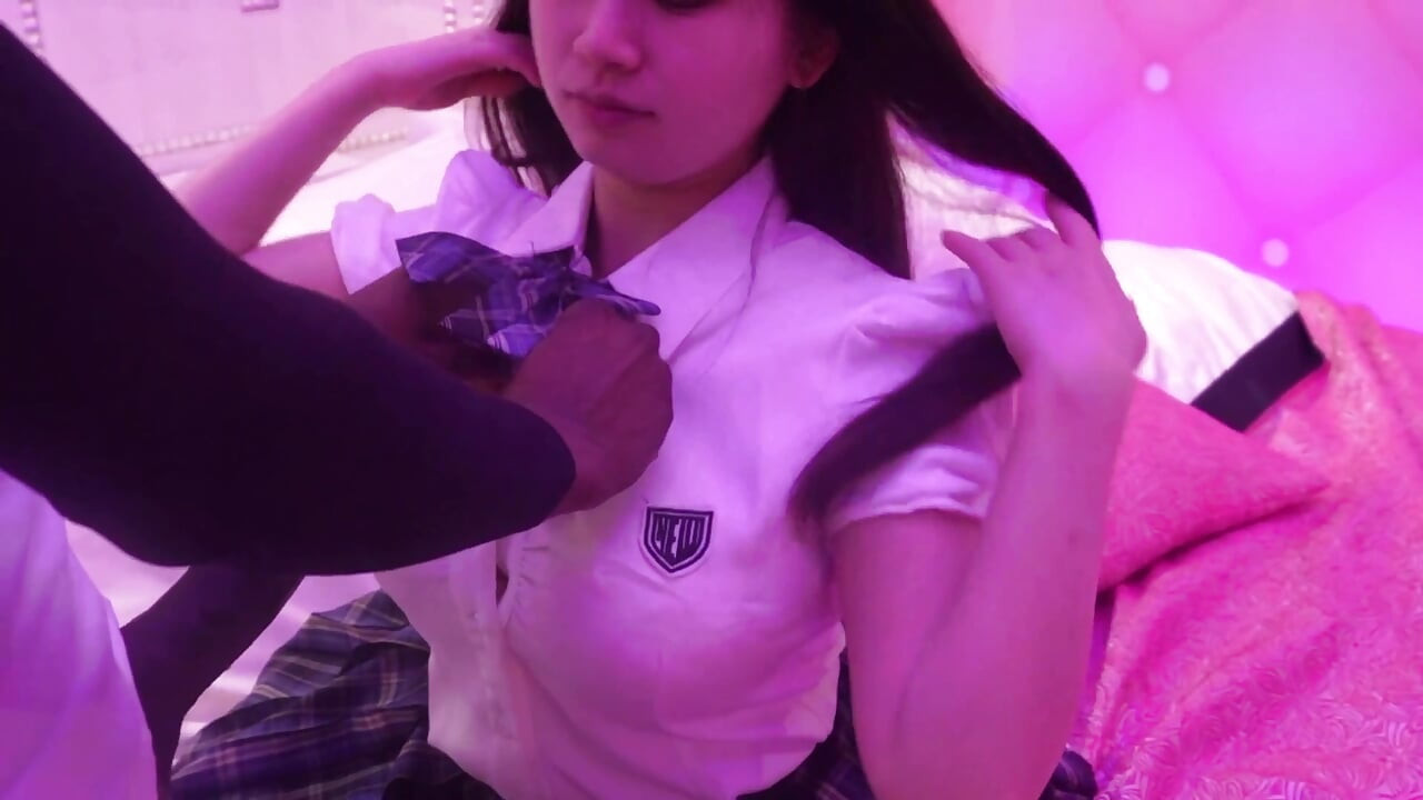 Colegiala japonesa mama una polla negra y se la follan duro