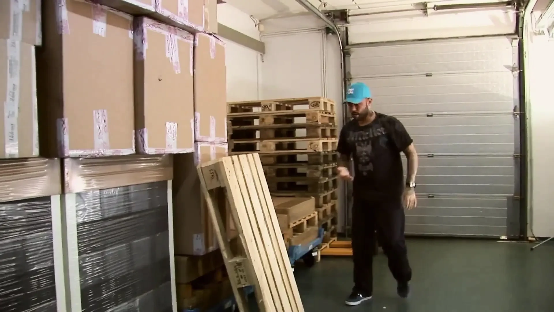 Bitch fucked really hard in the warehouse – Teen