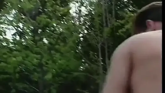 Dua pejantan sange bergiliran untuk ngentot cewek semok rambut pirang di luar ruangan
