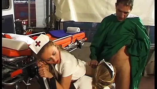 Wunderschöne blonde deutsche krankenschwestern teilen schwänze im krankenwagen