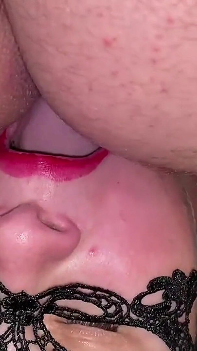 Ikonisch aus "STIEFMUTTER SCHnÜFFELN BEIM ANUS. ANAL riecht wirklich gut. Deinen anus mit meiner zunge lecken."