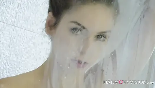 Brunette erotis menunggangi kontol
