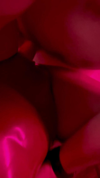 BDSM odasında vahşi, yoğun bir seans, ham tutku ve arzu dolu. Her an öncekinden daha ateşli