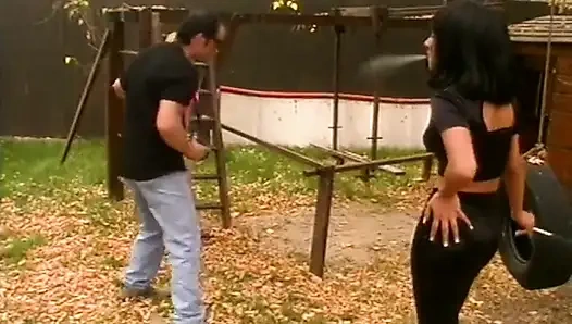 Лизание сисек на улице в тройничке - киска широко раздвинута