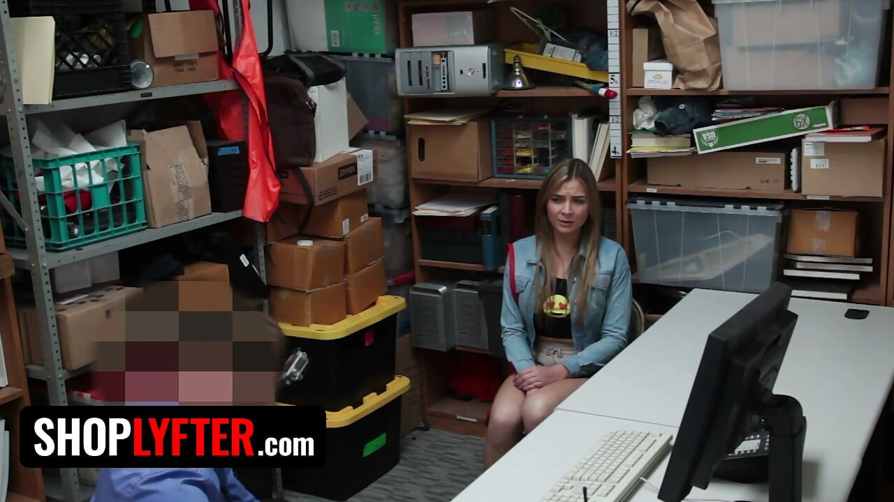 Shoplyfter - düzgün vücutlu hatun Blair Williams memur onu arka odaya götürdüğünde çaldığına pişman oldu