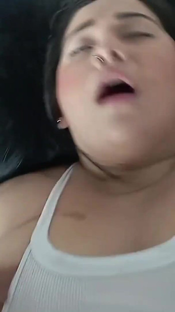 令人惊叹的时刻来自“我喜欢不时给她一个惊喜，把我的鸡巴塞进她嘴里”