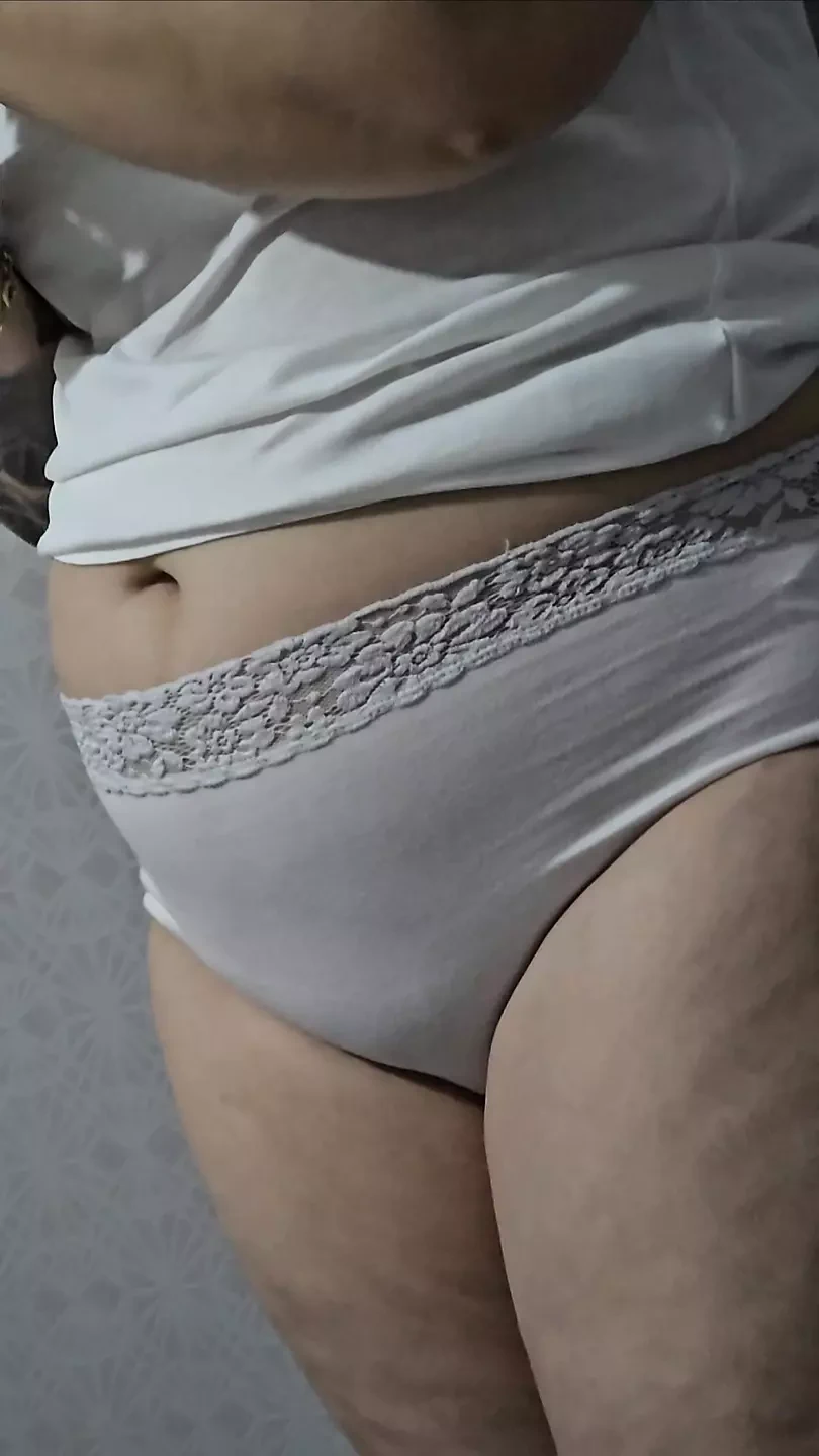 穿着内裤的继母在继子的鸡巴上差点发现他