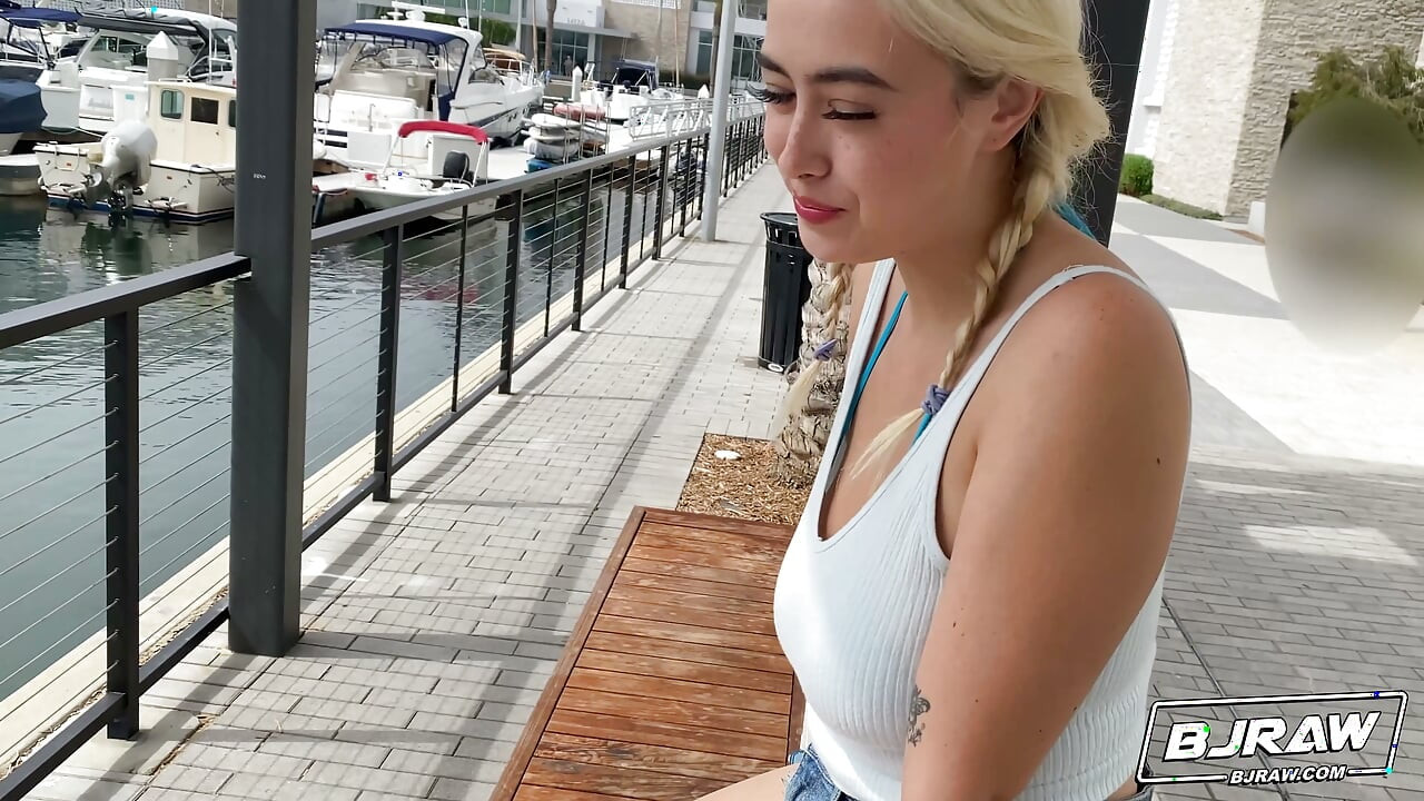 Chloe pousa uma carga