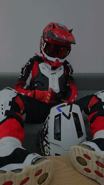 นักขี่ซุกซนน้ําแตกบน Mx Helmet