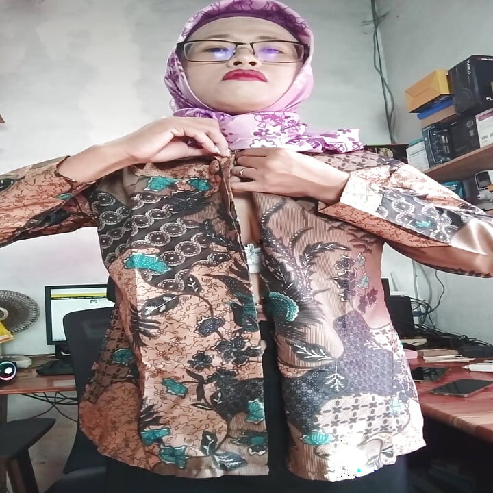 Massive Boobs Hijab Shemale Jerks off Her Dick