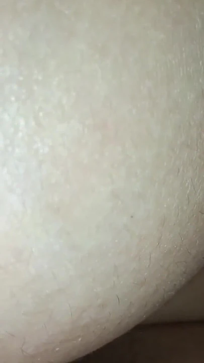 难忘的时刻，“继妹躺下休息，我把我的阴茎塞进她的小嘴里”