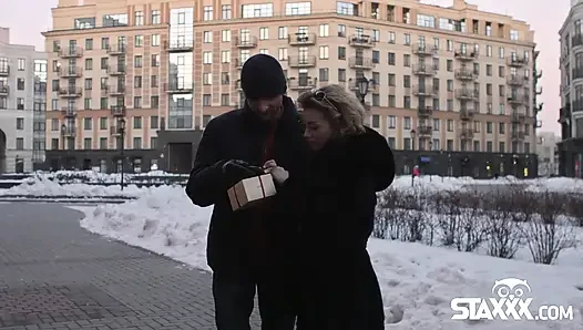 Блондинка милашка Sonia принимает член на кухне